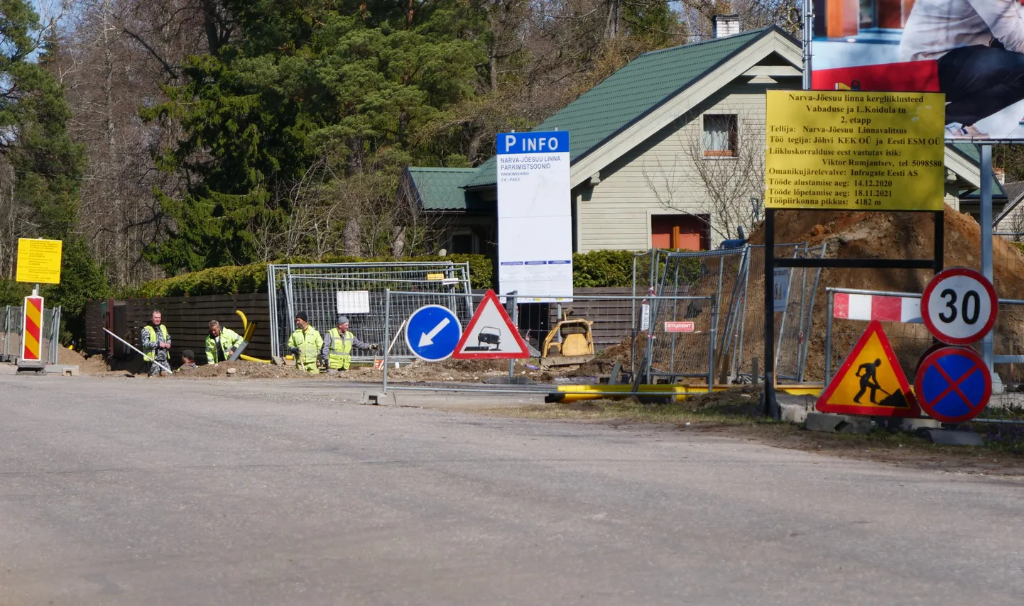 Praegu ehitatakse Koidula ja Vabaduse tänaval kergliiklusteed koos valgustusega, järgneb sõidutee remont koos torustike paigaldamisega.