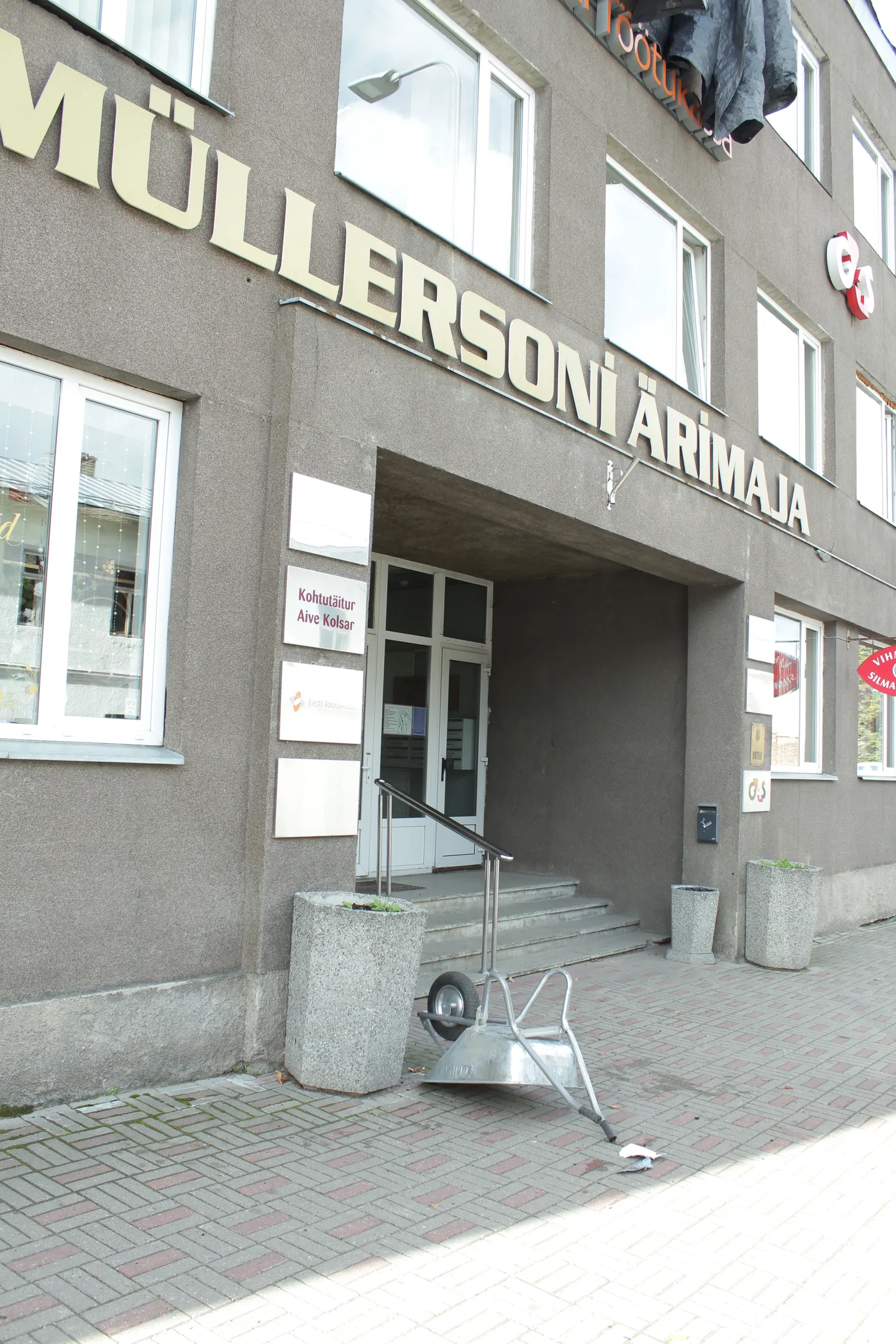Valgas Müllersoni ärimaja katuselt alla sadanud käru.