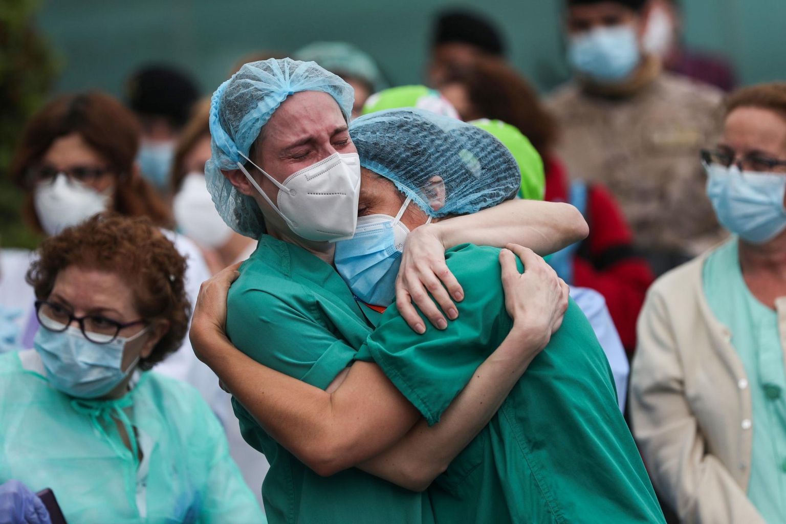 Madridi lähedal asuva haigla tervishoiutöötajad leinamas oma medõest kolleegi Estebani, kes suri koroonaviirusesse nakatumise tagajärjel.