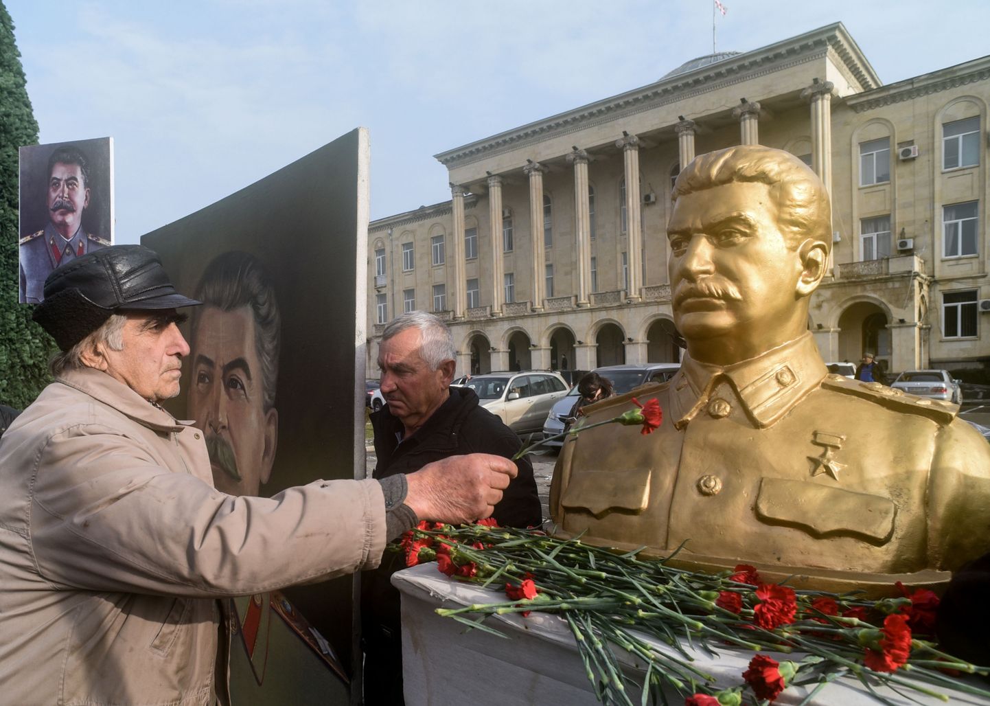 Mees asetamas lille Jossif Stalini ausamba juurde.