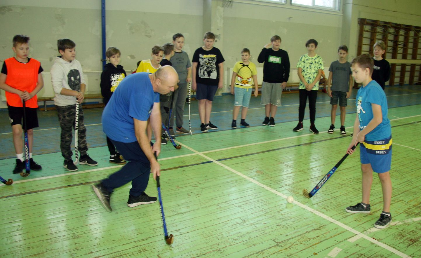 В прошлый четверг Василий Шкредков знакомил с азами хоккея на траве на уроках физкультуры в Таммикуской основной школе.