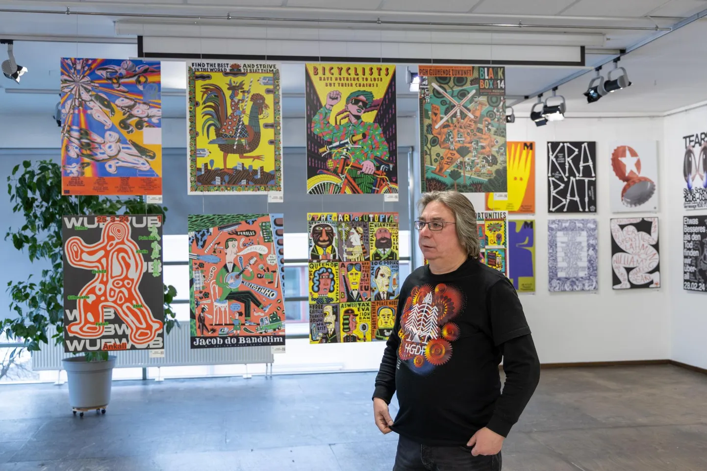 Marko Kekišev tõi Viljandisse vaadata Saksamaa kunstnike 84 plakatit.