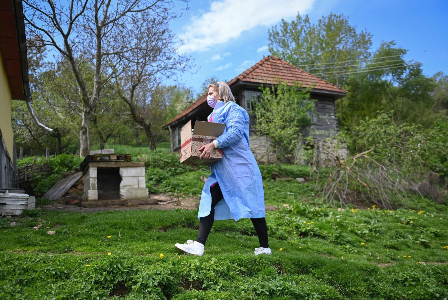 Meditsiiniõde tassimas Pfizer BioNTechi vaktsiinikarpi Hunedoara lähedal Lääne-Rumeenias.