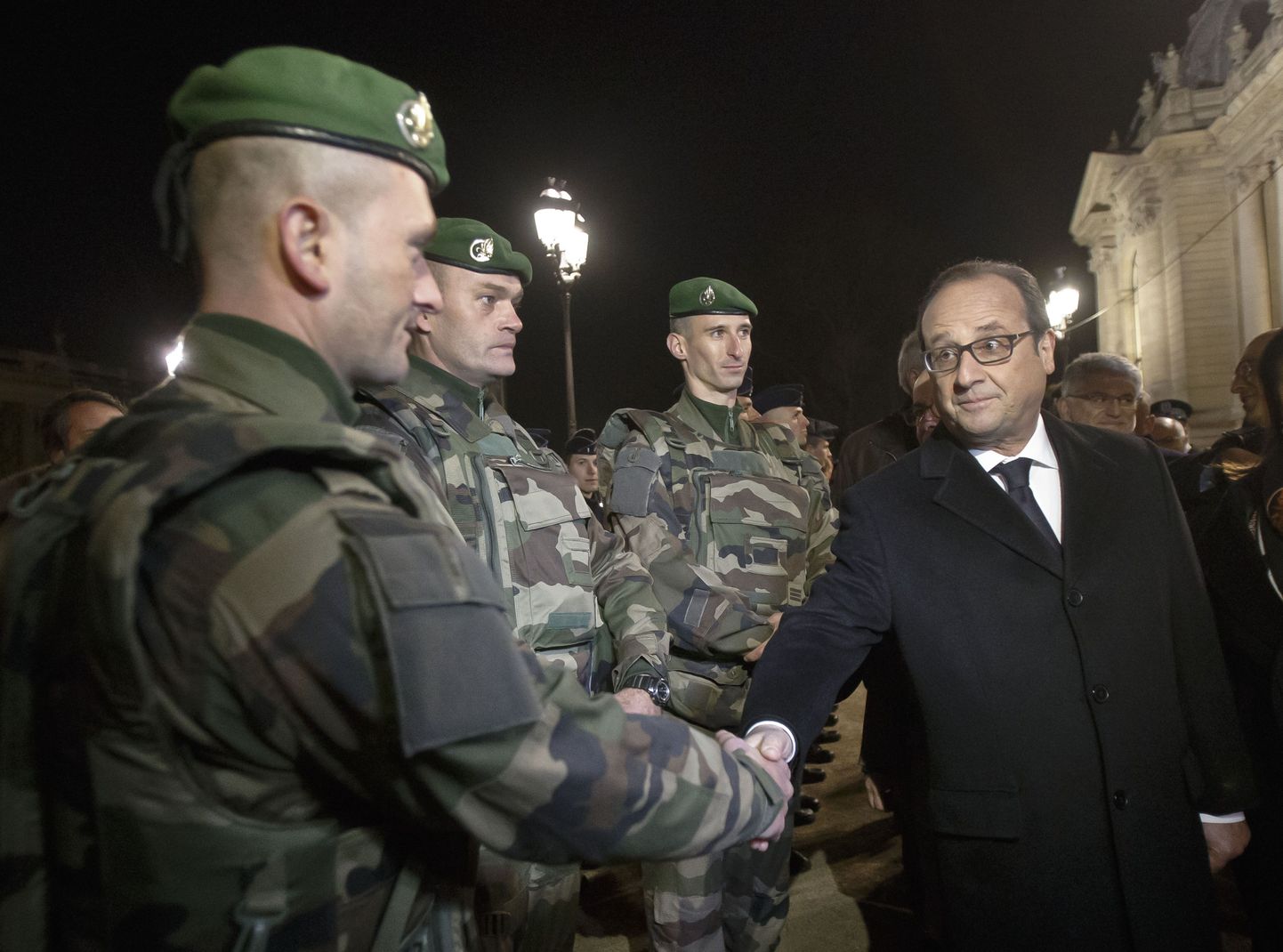 François Hollande surumas kätt võõrleegionäridel, kes valvavad Élysée paleed