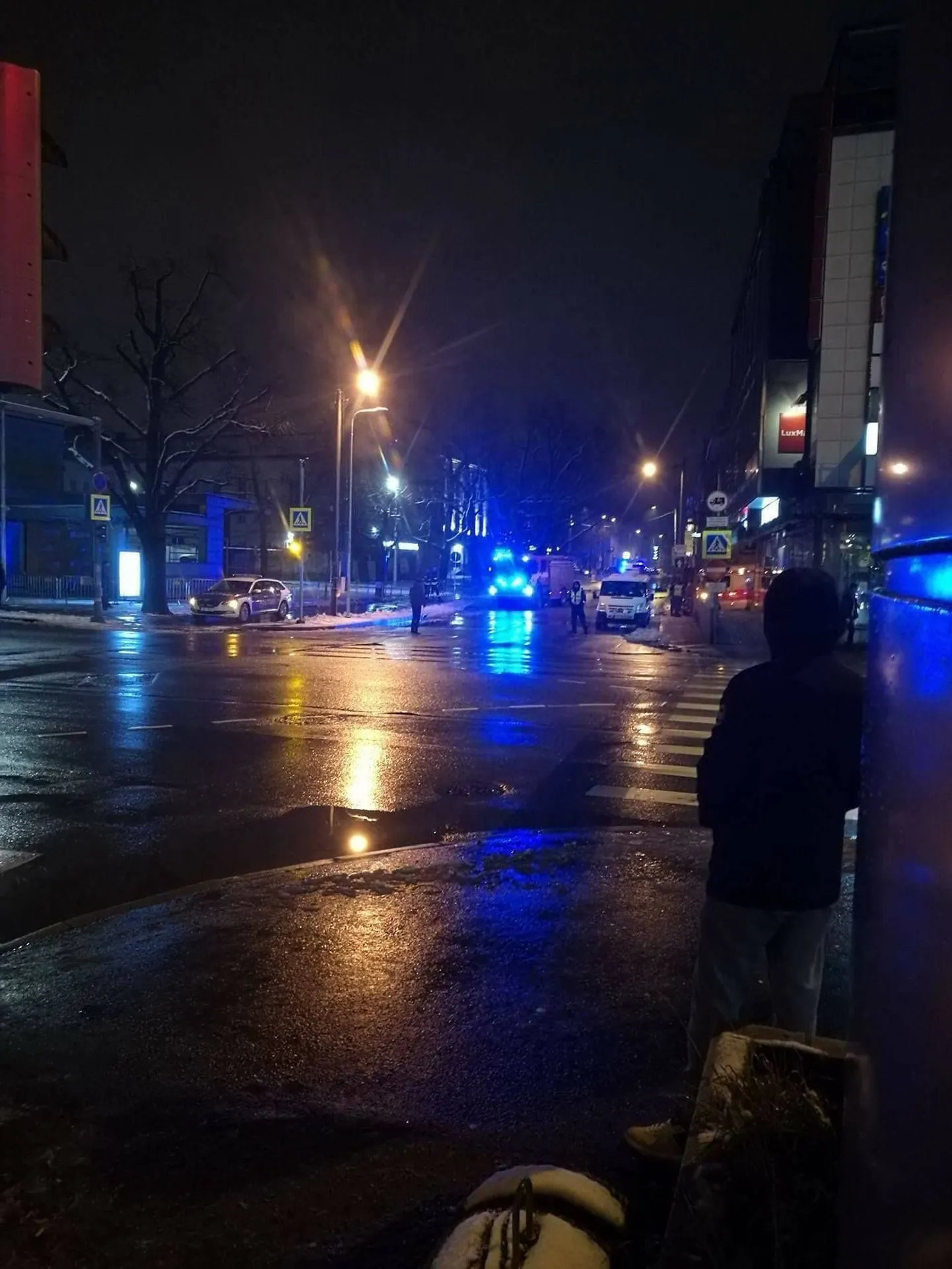 Et Ringi tänavalt leitud kohvri sisu välja selgitada, tuli politseil ala ümber piirata.
