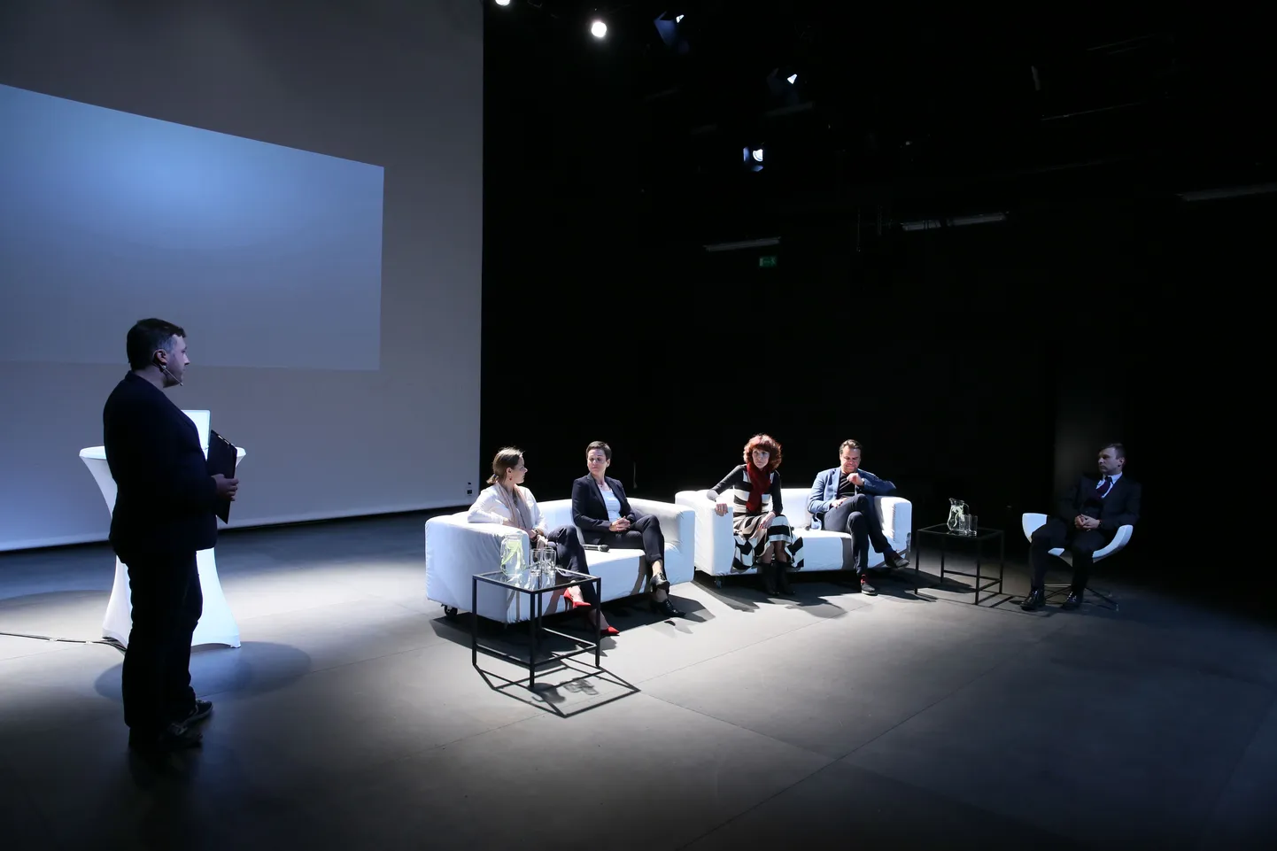 Telliskivi loomelinnaku laval arutlesid eile Eesti tunnusmärgi üle Eesti kuvandi töörühma juht Paul Kristjan Lilje (vasakult), ETV Plussi peatoimetaja Darja Saar, Premia juhatuse esimees Katre Kõvask, Eesti tulevikuloo eestvedaja Ruti Einpalu, Tallinna Lennujaama juhatuse liige Erik Sakkov ja Arengufondi juht Pirko Konsa.