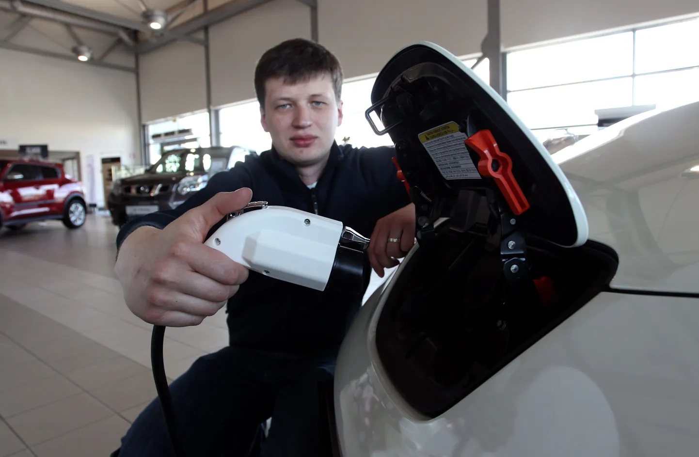 Pildil on Nissani elektriautot Leaf tutvustav Henri Daum.