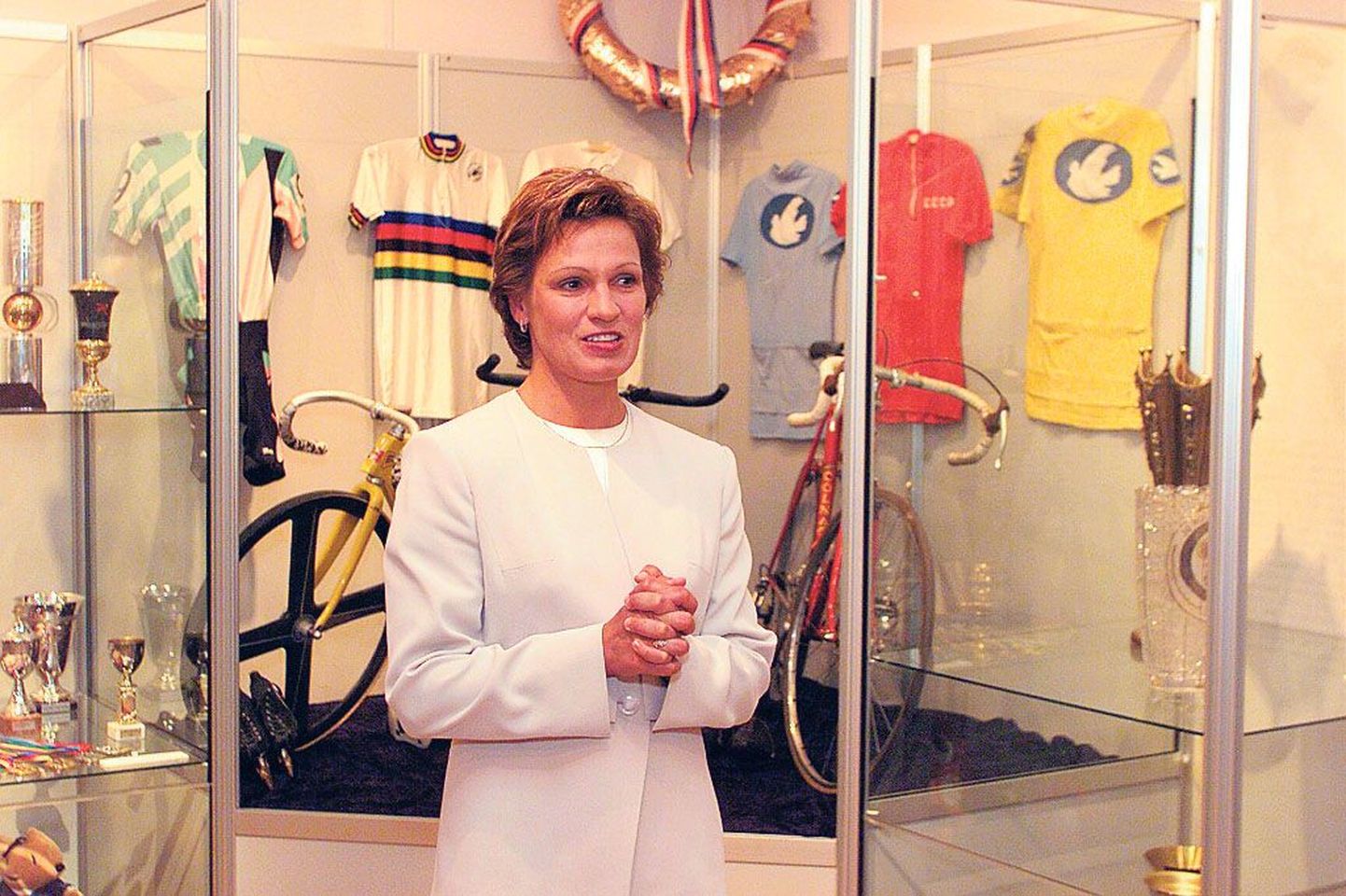 Fotomeenutus 2003. aastast, kui Erika Salumäe Eesti spordimuuseumis oma trofeesid näitas.