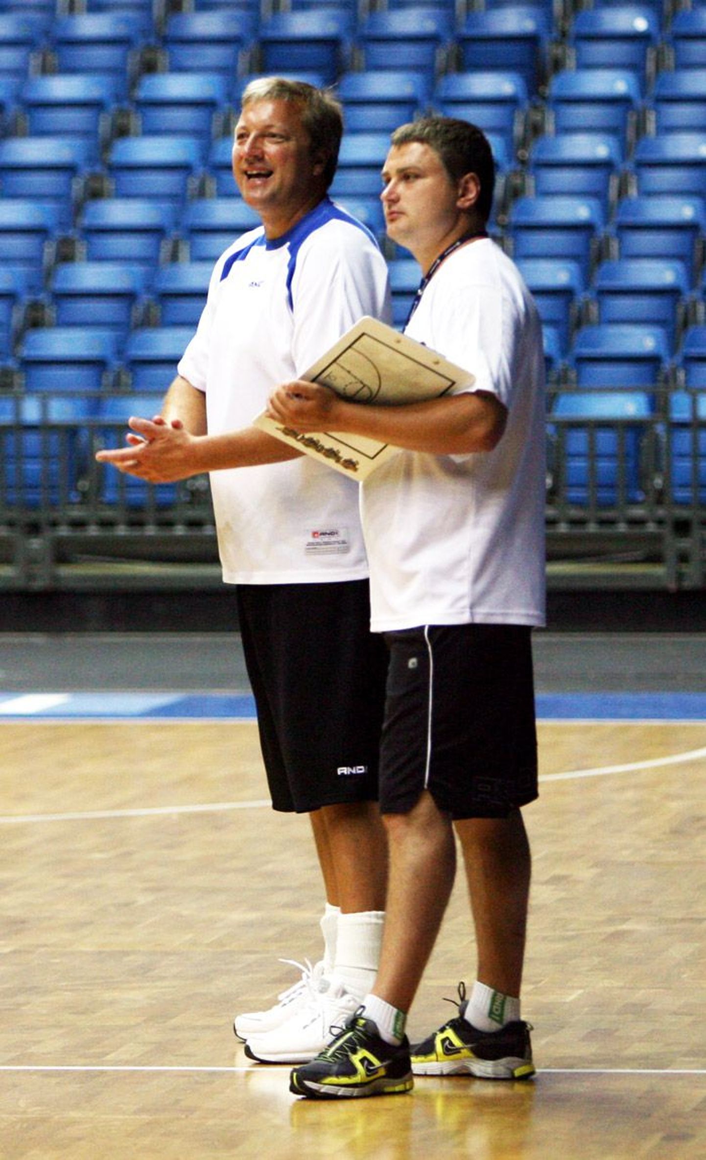 Eesti koondise peatreener Tiit Sokk ja tema abiline Alar Varrak jälgivad  treeningut.