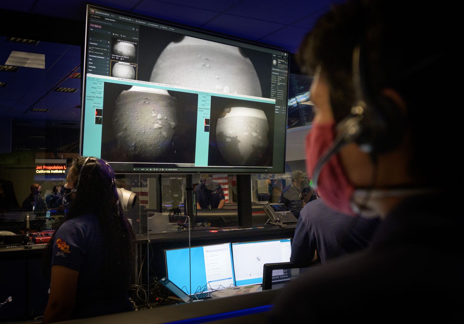 Сотрудники NASA наблюдают за успешной посадкой межпланетного аппарата Perseverance на Марсе.