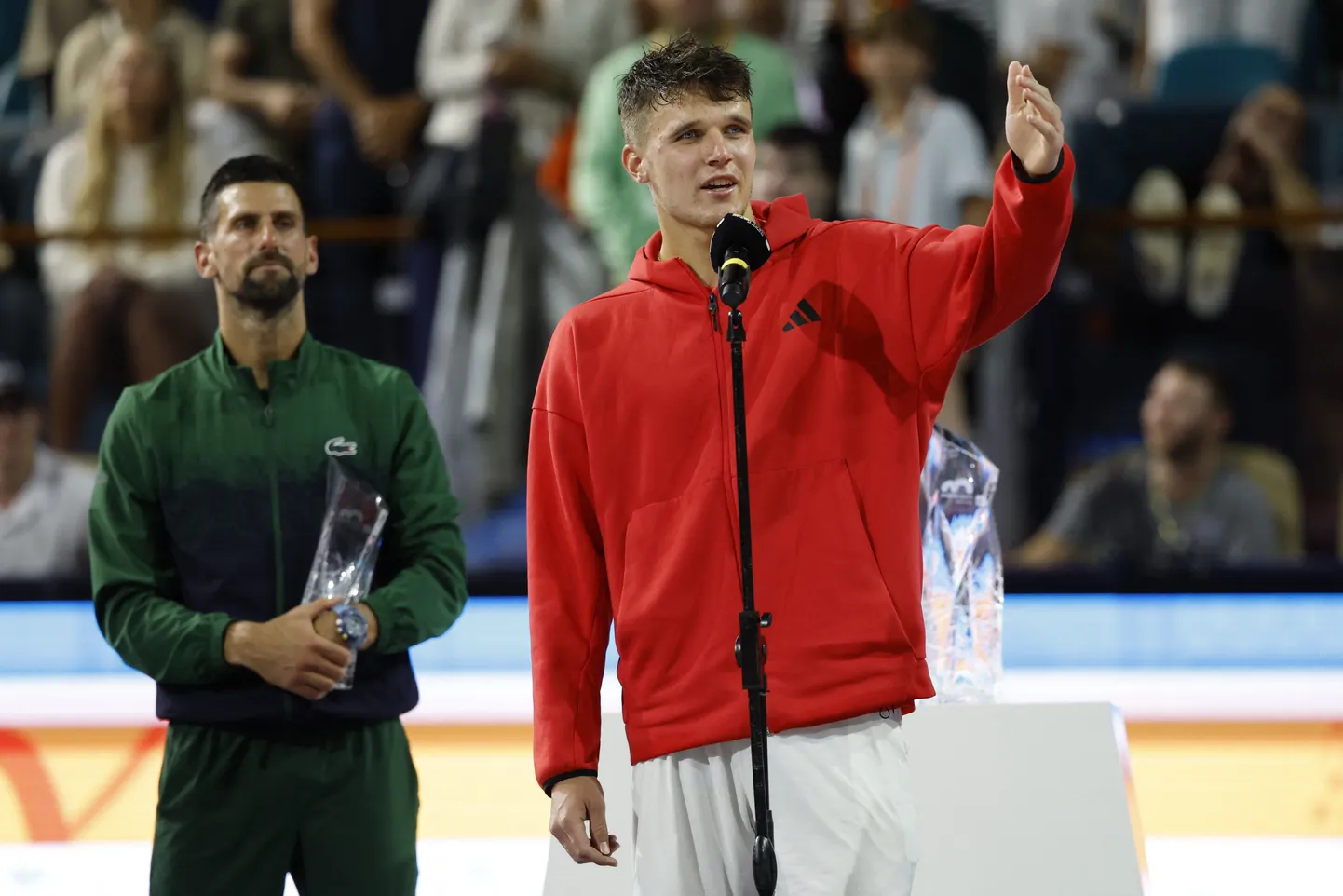 Jakub Mensik peab võidukõnet, taamal Novak Djokovic.