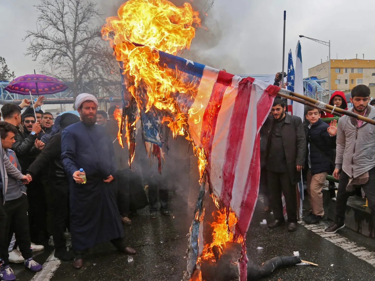 Iraanlased põletamas Teheranis USA lippu islamirevolutsiooni 40. aastapäeva pidustuste ajal.