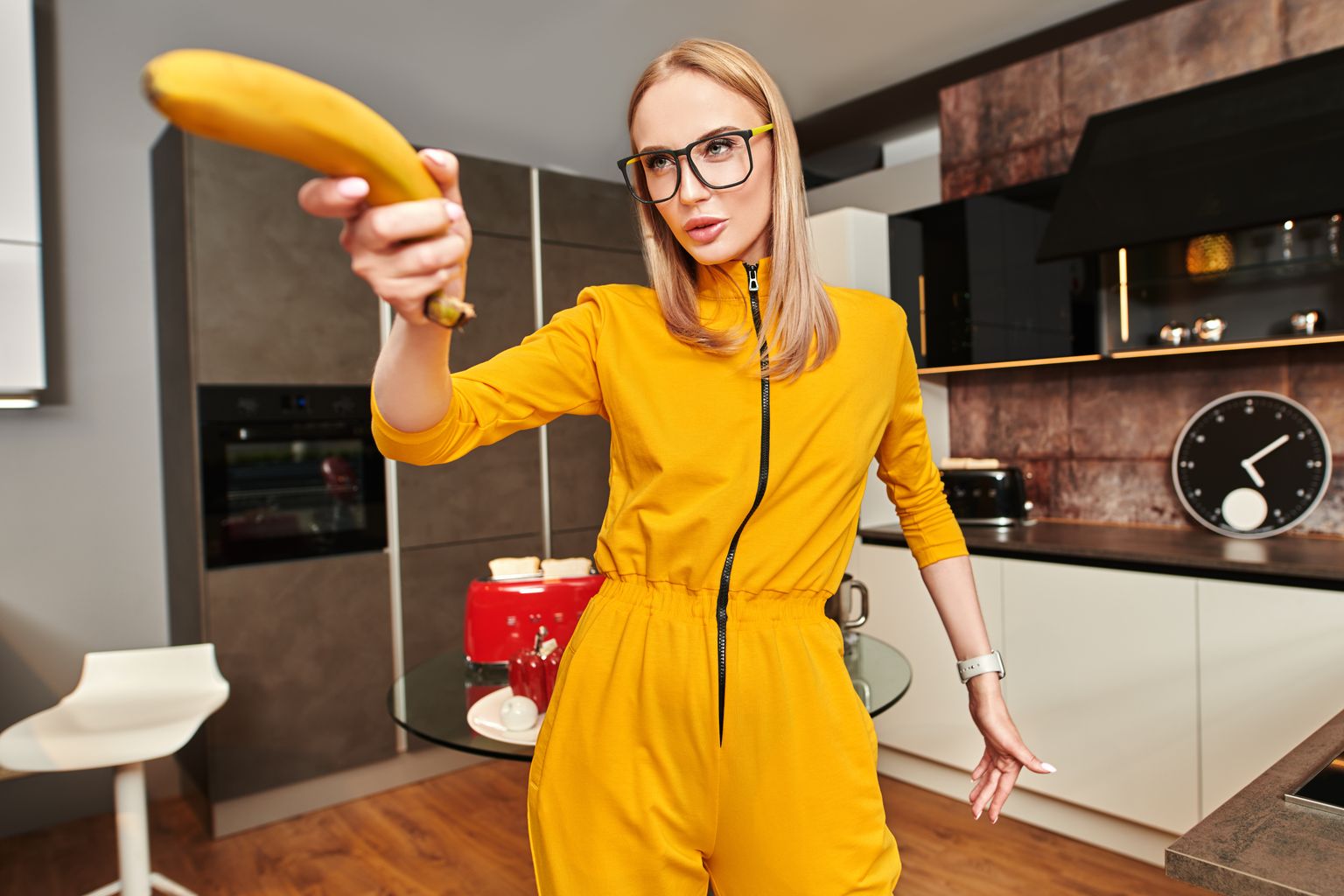 Женщина с бананом. Иллюстративное фото