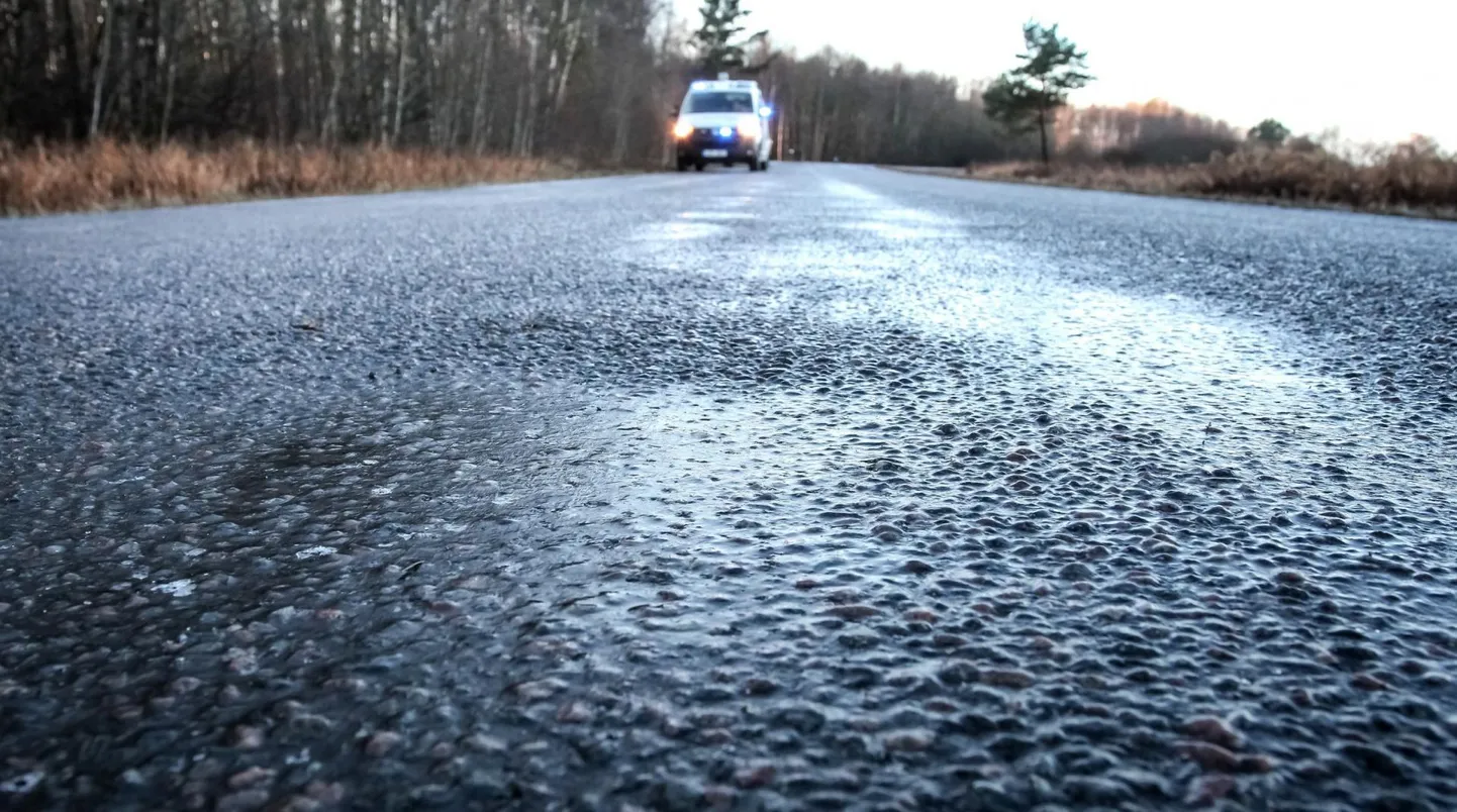 Libedal Via Baltical kraavi sõitnud ja kummuli paiskunud kaubikus vajas haiglaravi kaks inimest.