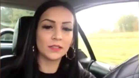 Видео: молодую мать раскритиковали за опасное вождение