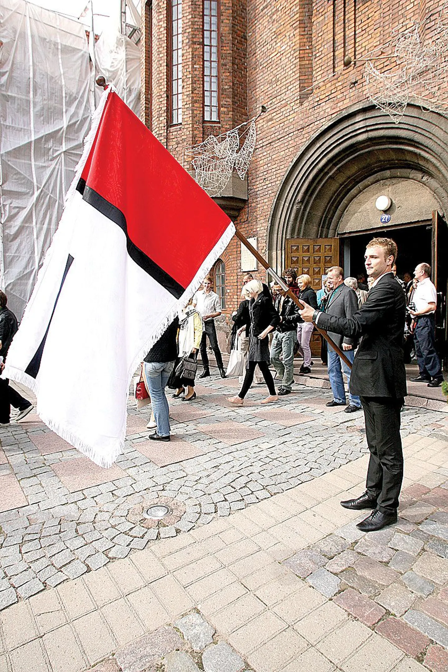 Lippu kandis üliõpilane Mario Kroon.