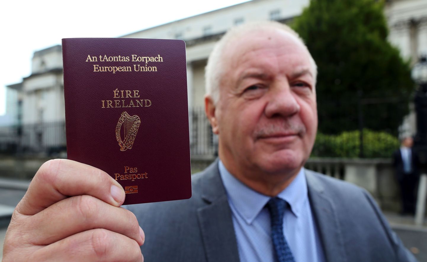 Мужчина с ирландским паспортом.