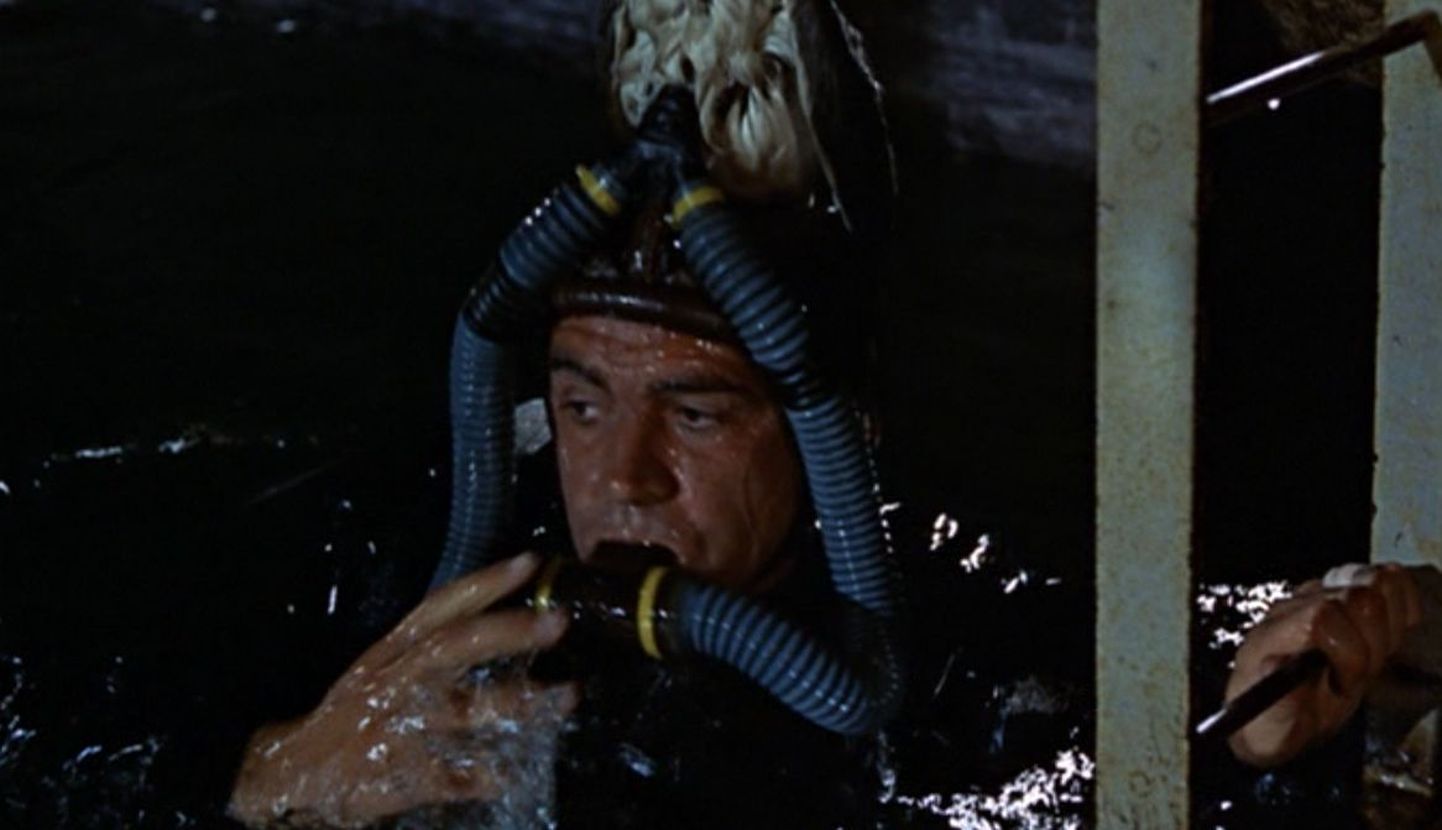 Stseen 1964. aasta filmist «Goldfinger». Pildil Sean Connery James Bondina