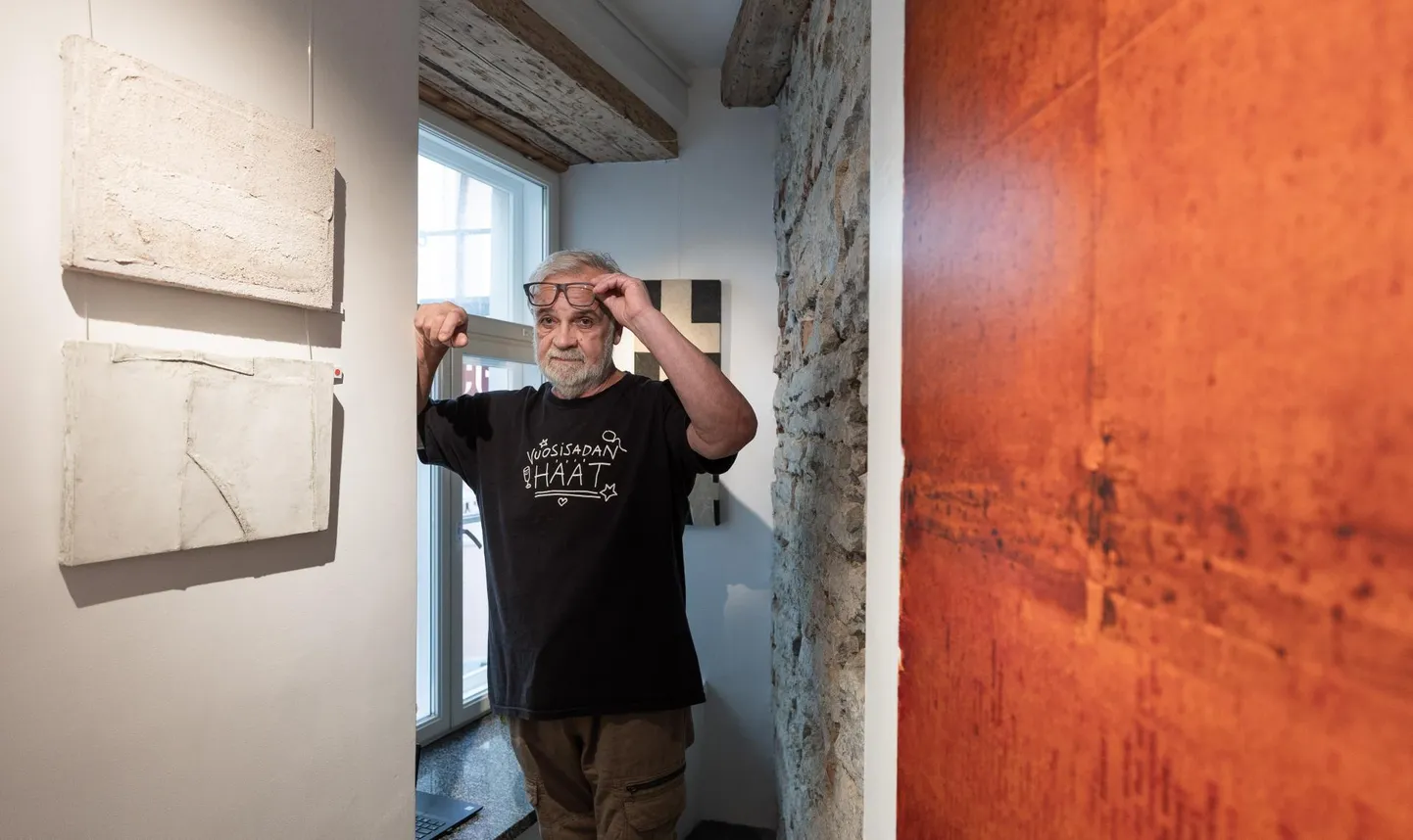 Loob võimaluse vaadata: Valeri Vinogradov galeriis Truus. Paremal kaks maali «Nimeta» sarjast (2003) ja vasakul «Mets» (2013).