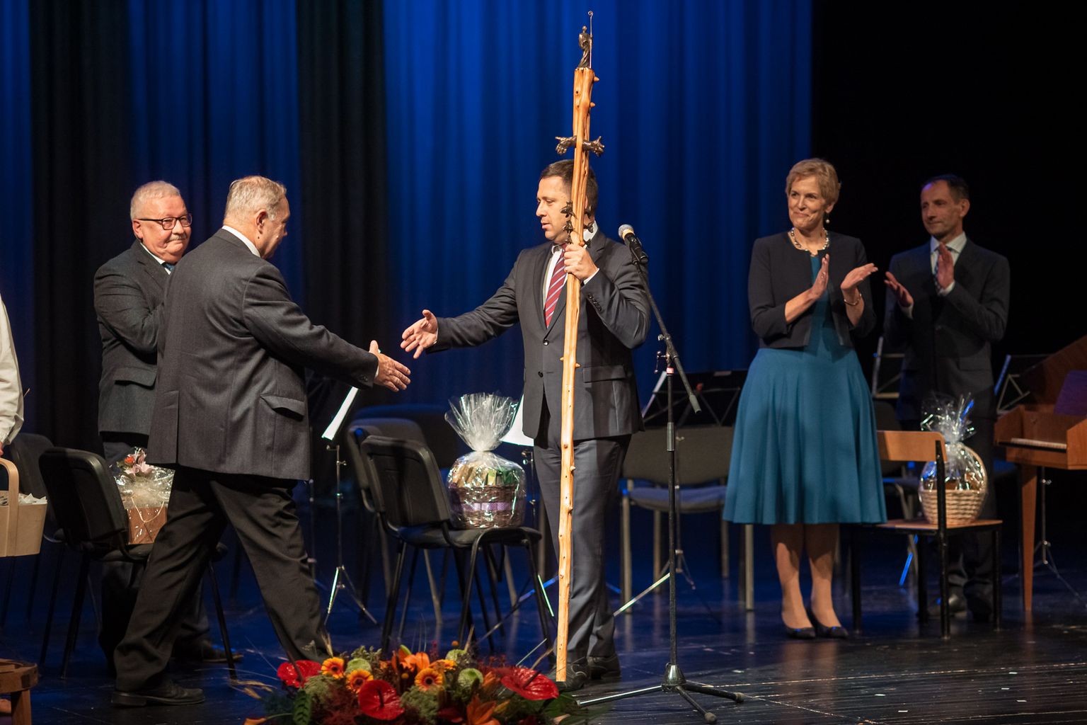 Sümboolse saua andis Narva linnapeale Ants Liimetsale üle Tallinna abilinnapea Vadim Belobrovtsev.