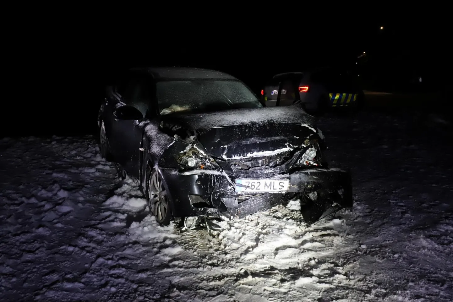 Roelas sõitis sõiduauto Lexus vastu kivimüüri.