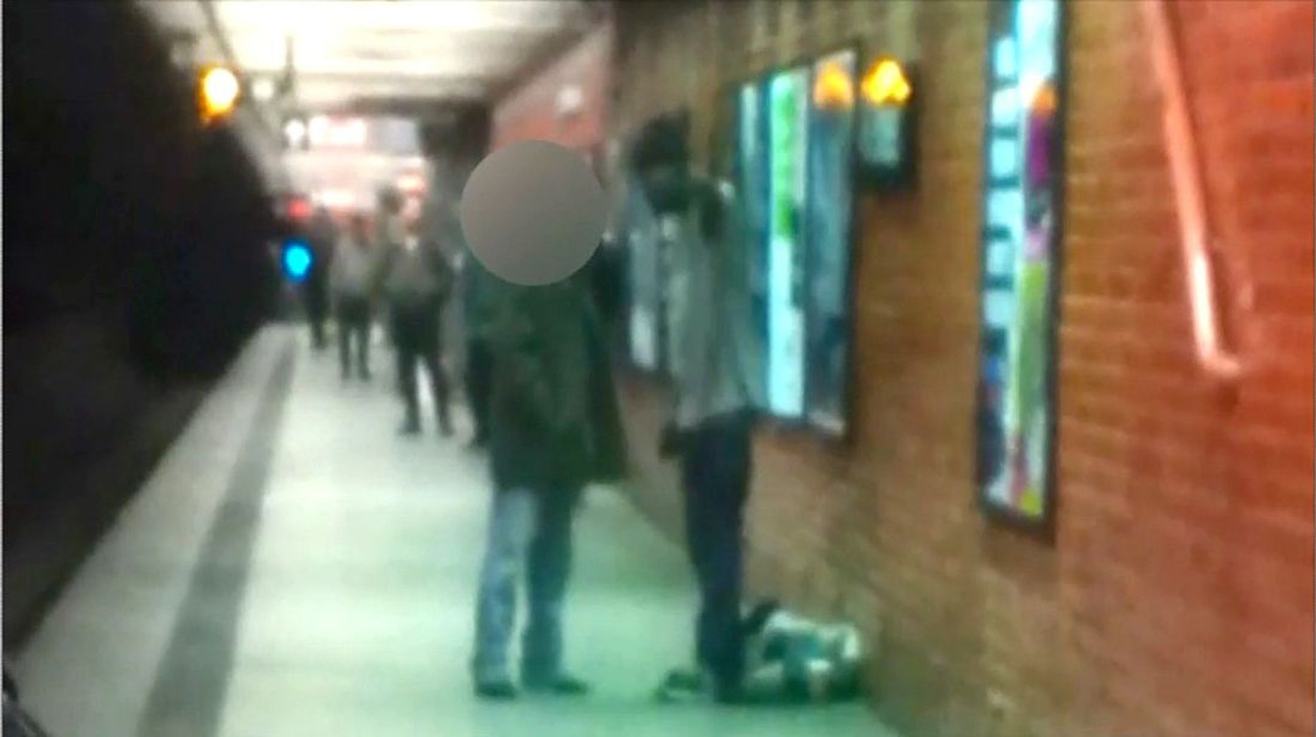 New Yorgi politsei poolt avaldatud videokaader intsidendist. Parempoolne mees tõukas mõni hetk hiljem vasakul asuva Ki Suk Hani metroojaamas rongi ette.