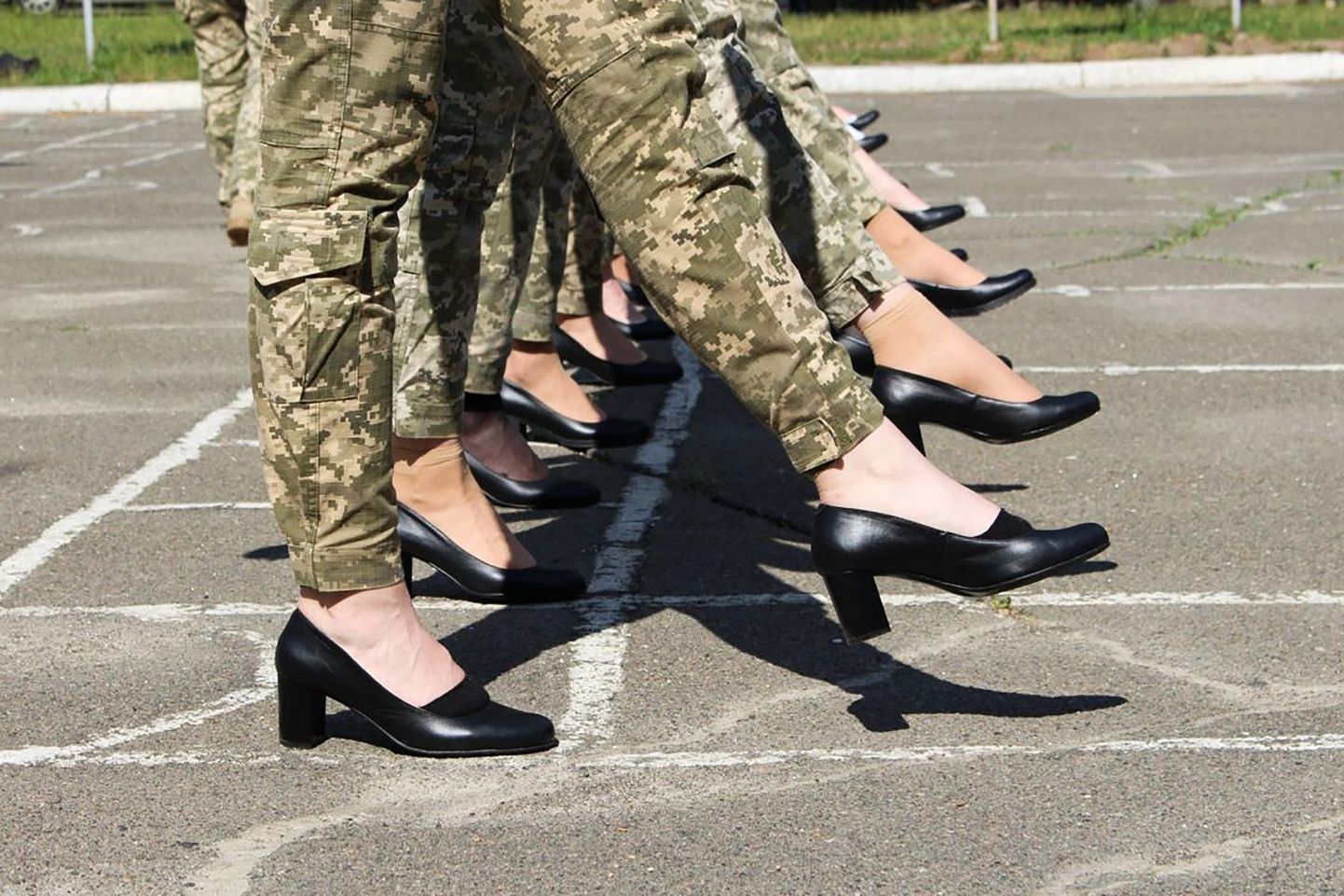 Украинские военнослужащие женщины во время репетиции военного парада в Киеве, июль 2021 года.