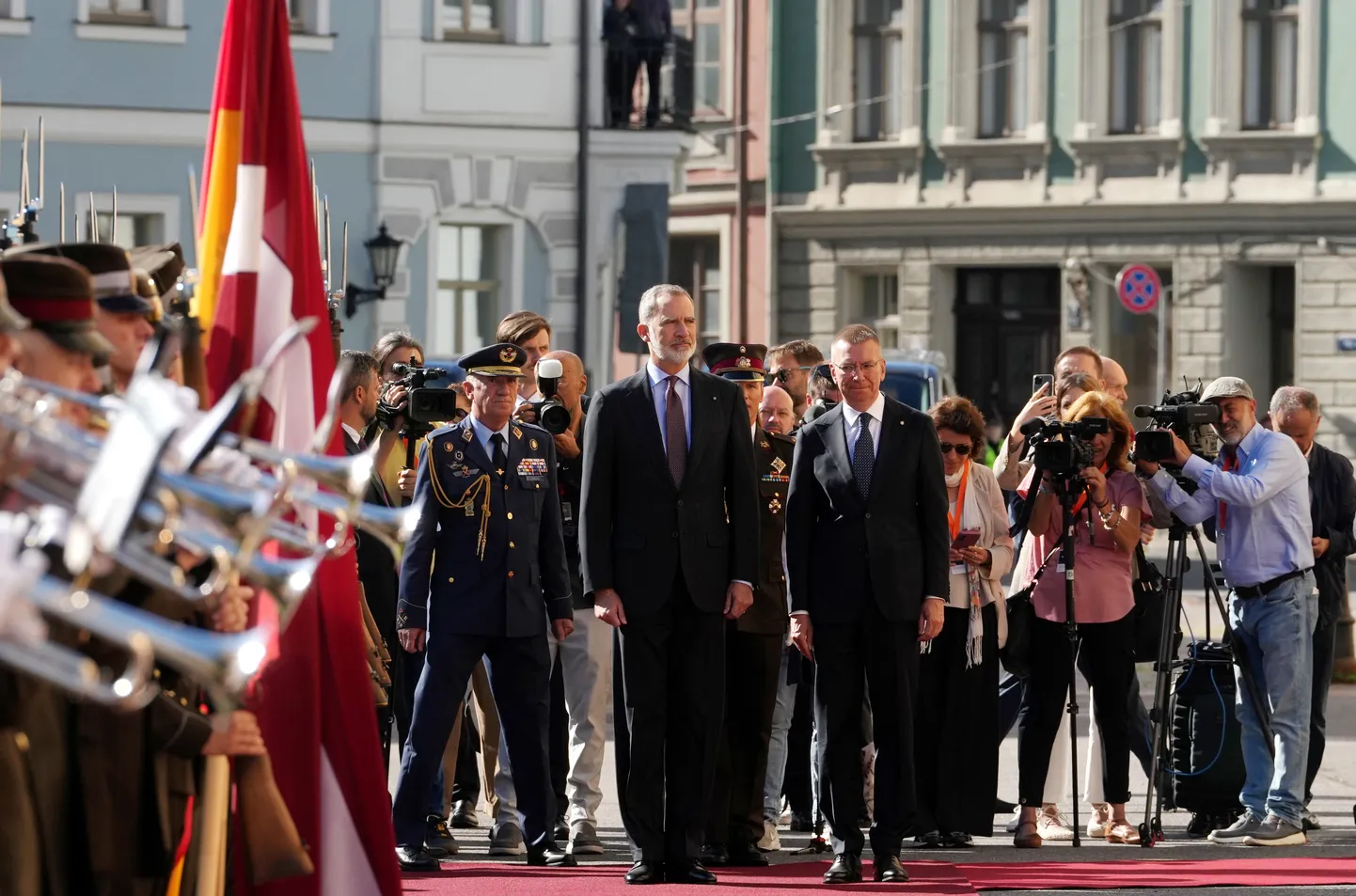 Latvijas Valsts prezidents Edgars Rinkēvičs (no labās) un Viņa Majestāte Spānijas karalis Felipe VI piedalās svinīgajā sagaidīšanas ceremonijā pie Rīgas pils.