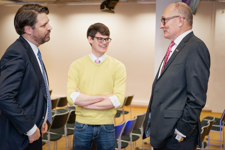 Nurkse instituudi professor Robert Krimmer (vasakul), Keegan McBride ja Jaak Aaviksoo 2018. aasta detsembris lõbusalt juttu ajamas.