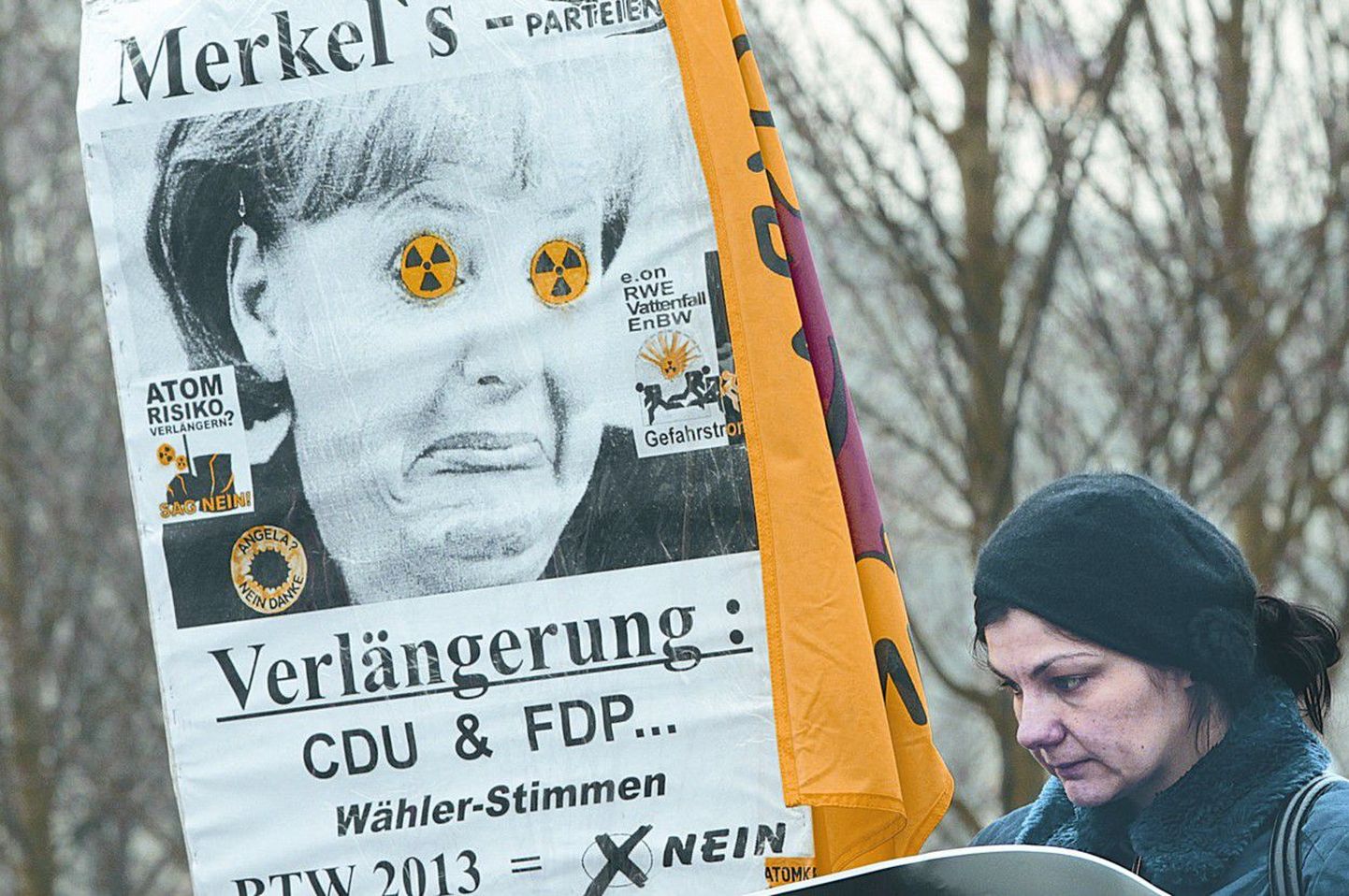 В Европе 15 марта прошли акции протеста против АЭС. На фото демонстрантка из Германии с изображением Ангелы Меркель.