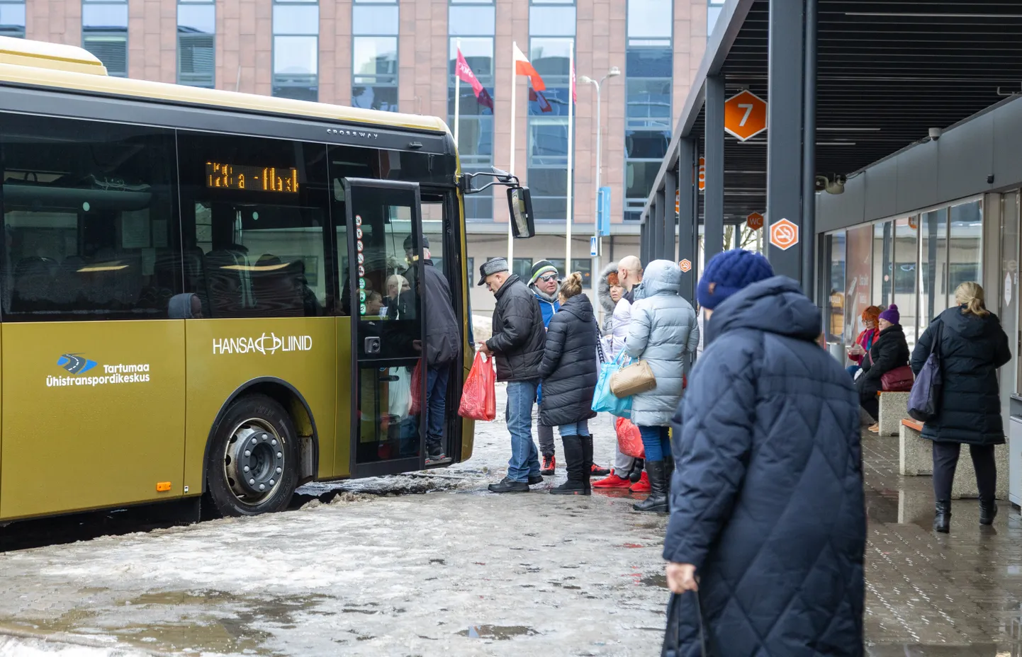 Praegu korraldab maakonna bussiliiklust Tartumaa ühistranspordikeskus, mis tulevat ka kenasti toime. Aga järgmisest aastat sama süsteem ei jätku. Kes ja kuidas siis bussiliikluse eest vastutab, pole veel selge.