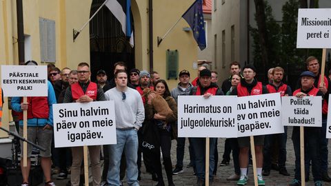 OTSE ⟩ Õpetajad ja päästjad korraldavad riigikogu ees meeleavalduse