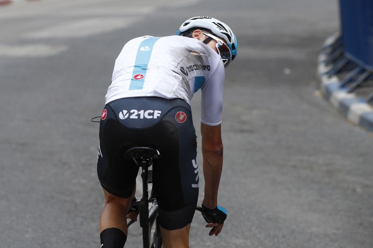 Chris Froome kukkus Giro avaetapi rajaga tutvudes ja sai paremale küljele tugevaid marrastusi-muljumisi.