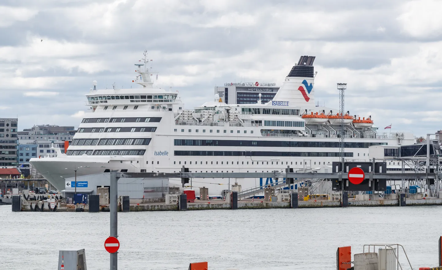 17.05.2022, Tallinn. Tallink Isabelle Tallinna sadamas kasutusel Ukraina sõjapõgenike eluruumina.