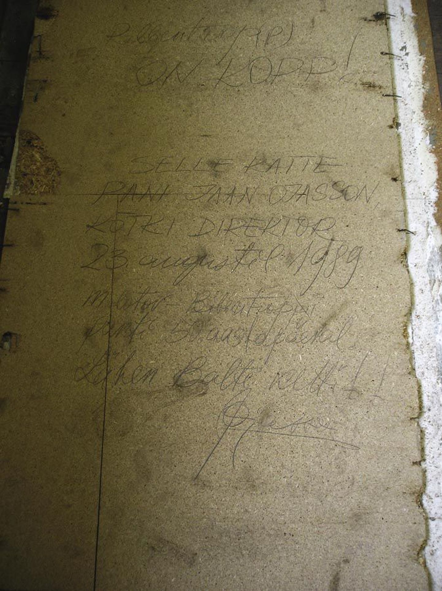 Vanade põrandate avamisel on ennegi tulnud välja sõnumeid minevikust. Jaan Ojassoni oma ootas veerand sajandit.