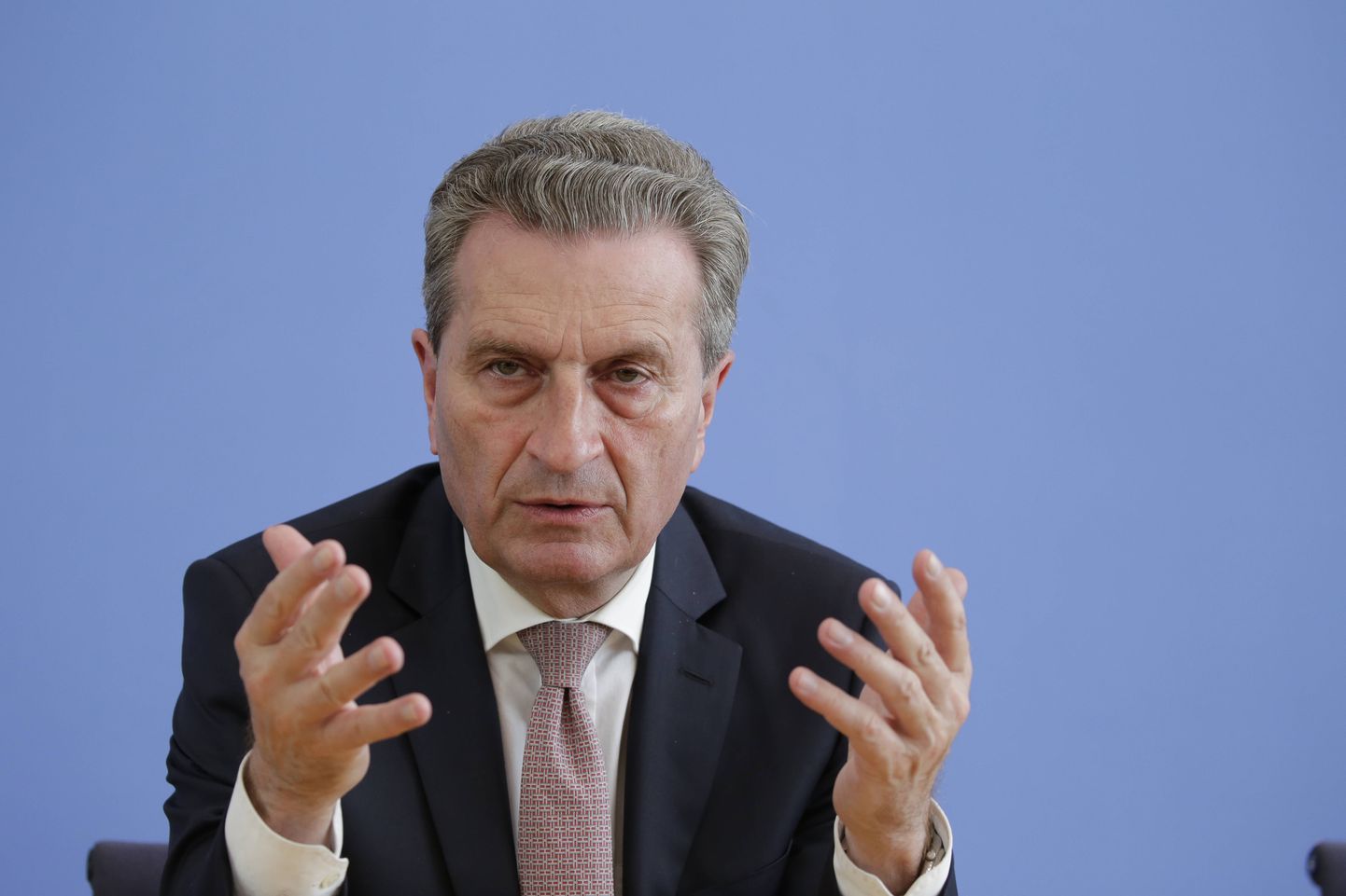 Euroopa Komisjoni eelarvevolinik Günther Oettinger hoiatas, et Suurbritannia leppeta lahkumine Euroopa Liidust sunniks blokki rakendama kiireid meetmeid tekkiva eelarveaugu täitmiseks.