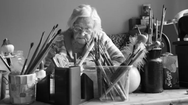 Viena no 18 lielformāta fotogrāfijām no fotogrāfiju izstādes "Margarita Stāraste zīmē", kas 2011. gadā bija veltīta mākslinieces un rakstnieces Margaritas Bordevikas-Stārastes 97. dzimšanas dienai. Izstādes (un šīs fotogrāfijas) autors: mākslinieces mazdēls Nils Erdmanis-Stārasts. Foto: Nils Erdmanis-Stārasts 