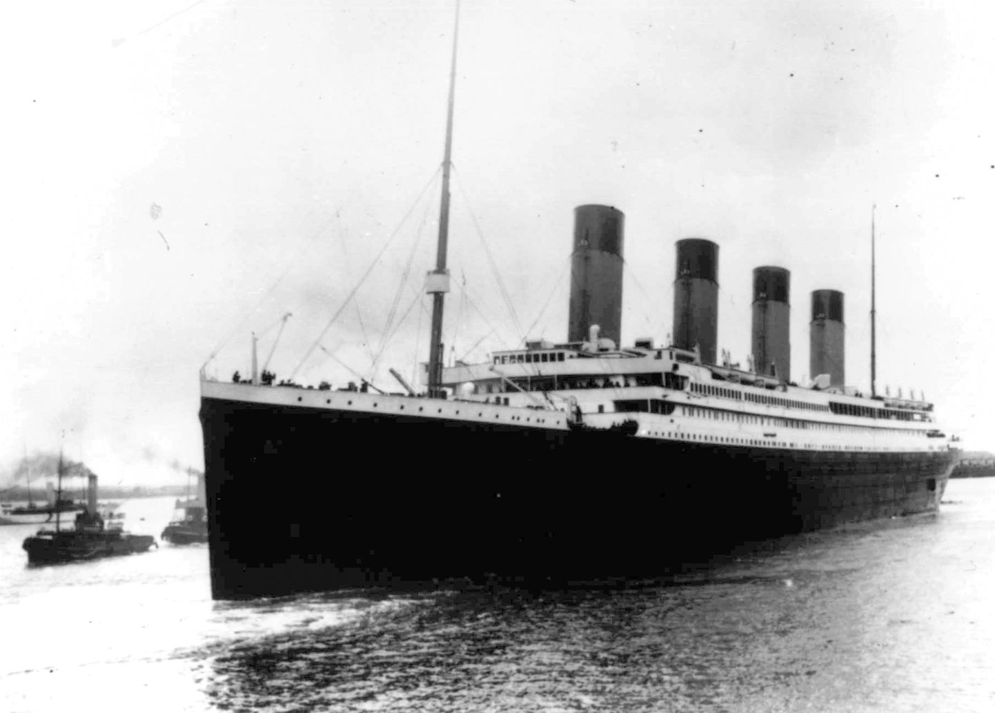 Foto Titanicust 10. aprillist 1912, mil algas ookeaniauriku esmareis Suurbritanniast Southamptonist. Näha on ka puksiirlaevu