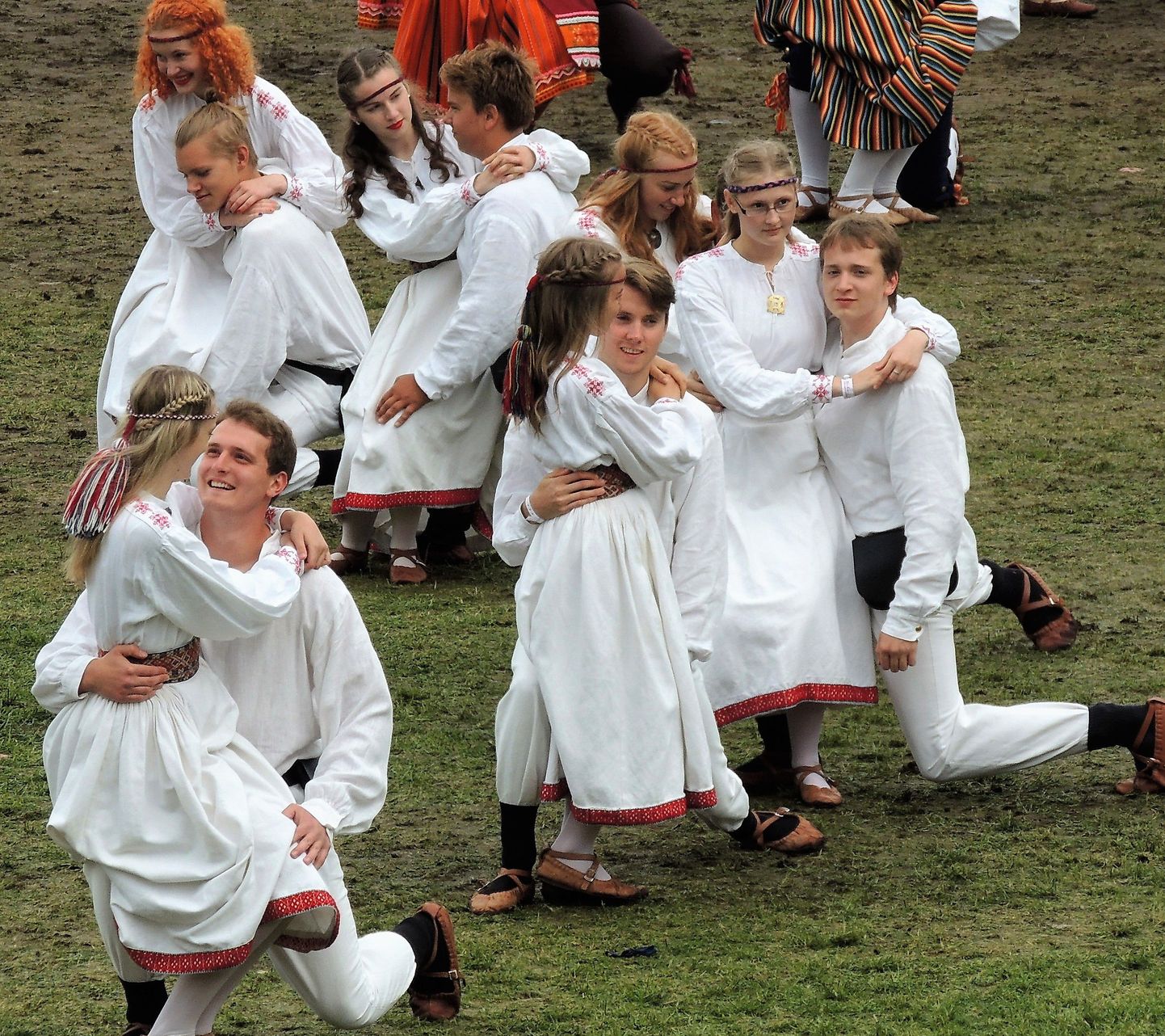 Viljandist pärit segarühm tantsupeol esinemas