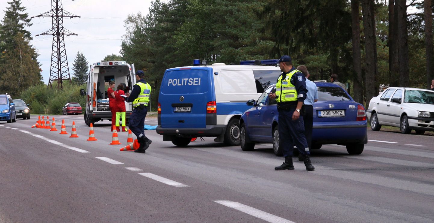 Pärnu-Rakvere-Sõmeru maanteel Nuka bussipeatuse lähistel hukkus autole ette sõitnud jalgrattur.