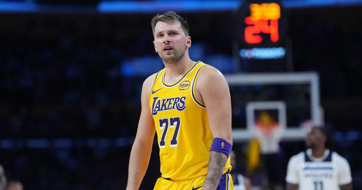 VIDEO ⟩ Hooaega metsikult alustanud Doncic astus Jordani ja Chamberlaini kõrvale