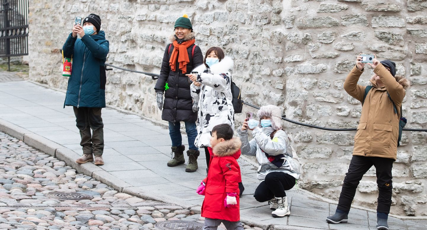 Азиатские туристы в Старом городе.