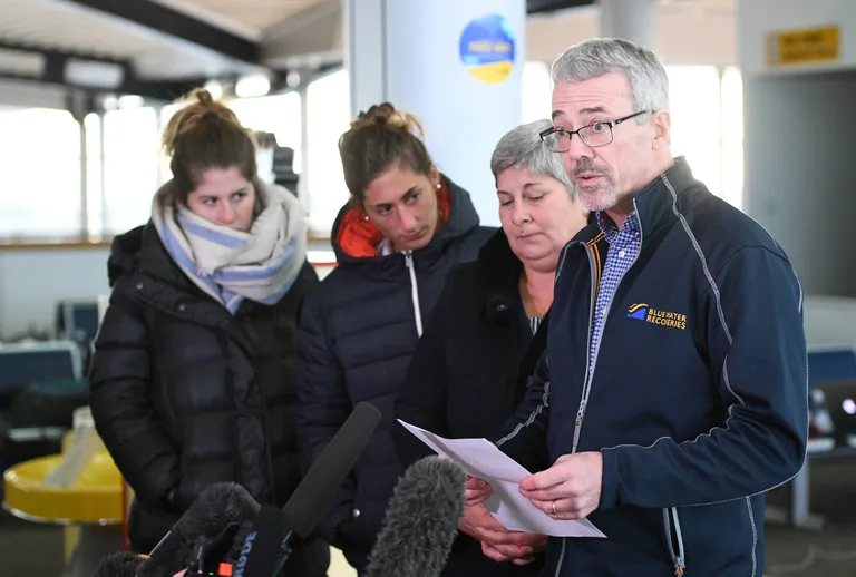 David Mearns koos Emiliano Sala õe Romina ja ema Mercedesega.