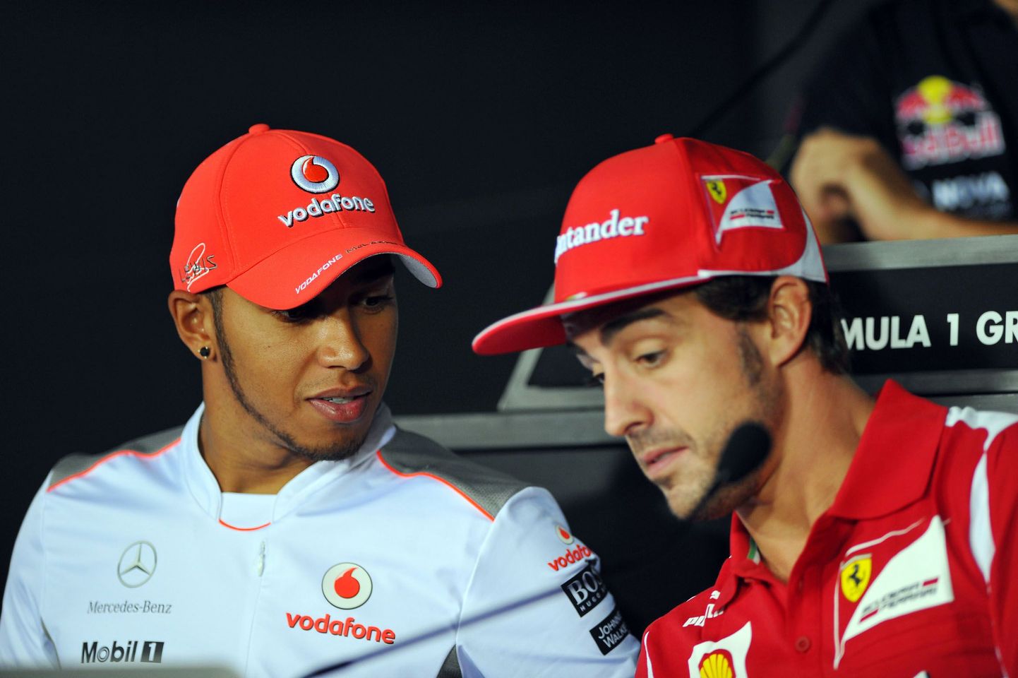 Fernando Alonso (paremal) kiidab Lewis Hamiltoni otsust McLarenist lahkuda.