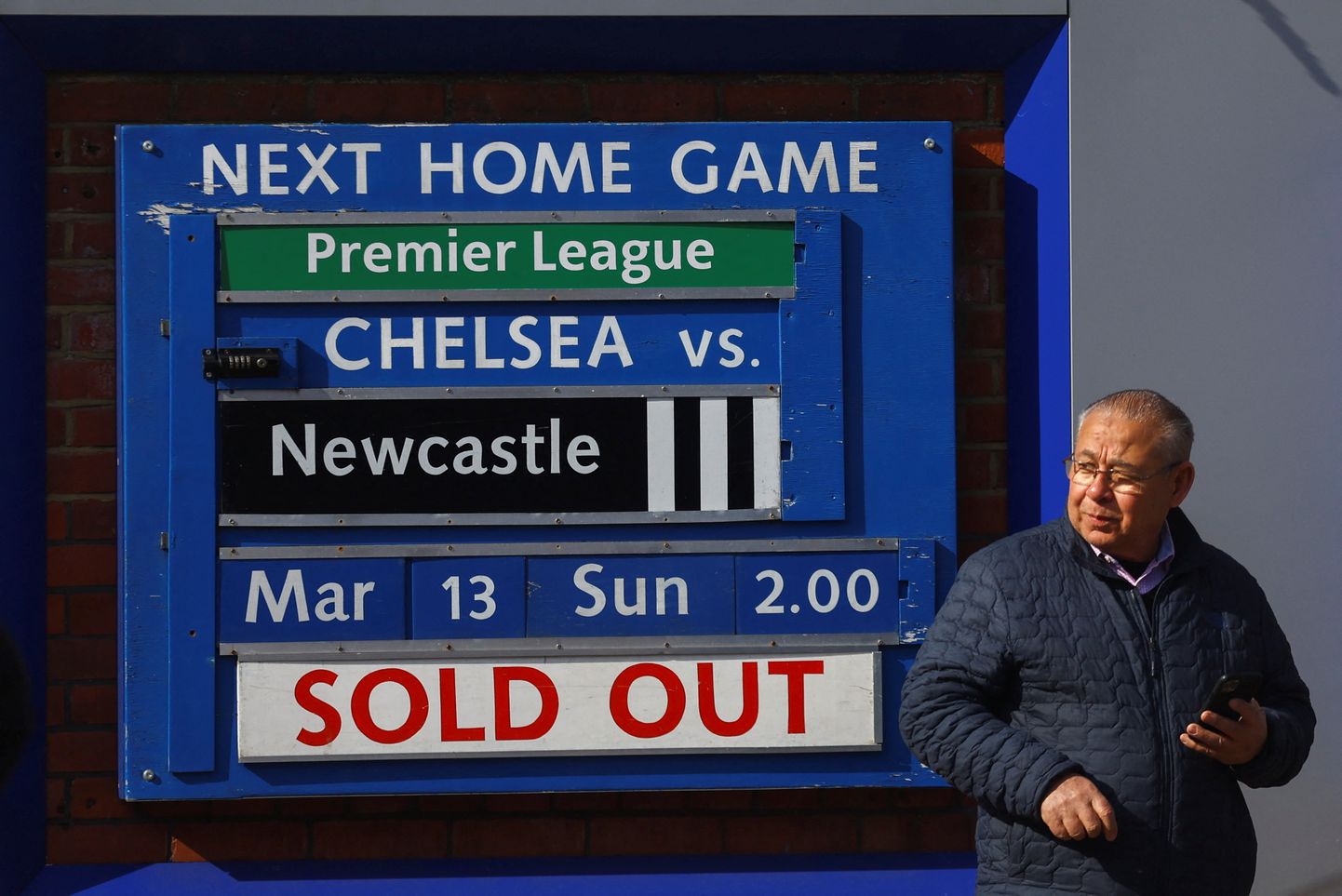Meesterahvas seismas 10. märtsil 2022 Chelsea staadioni teadetetahvli ees. Järgmine mäng Newcastle'i vastu on välja müüdud.