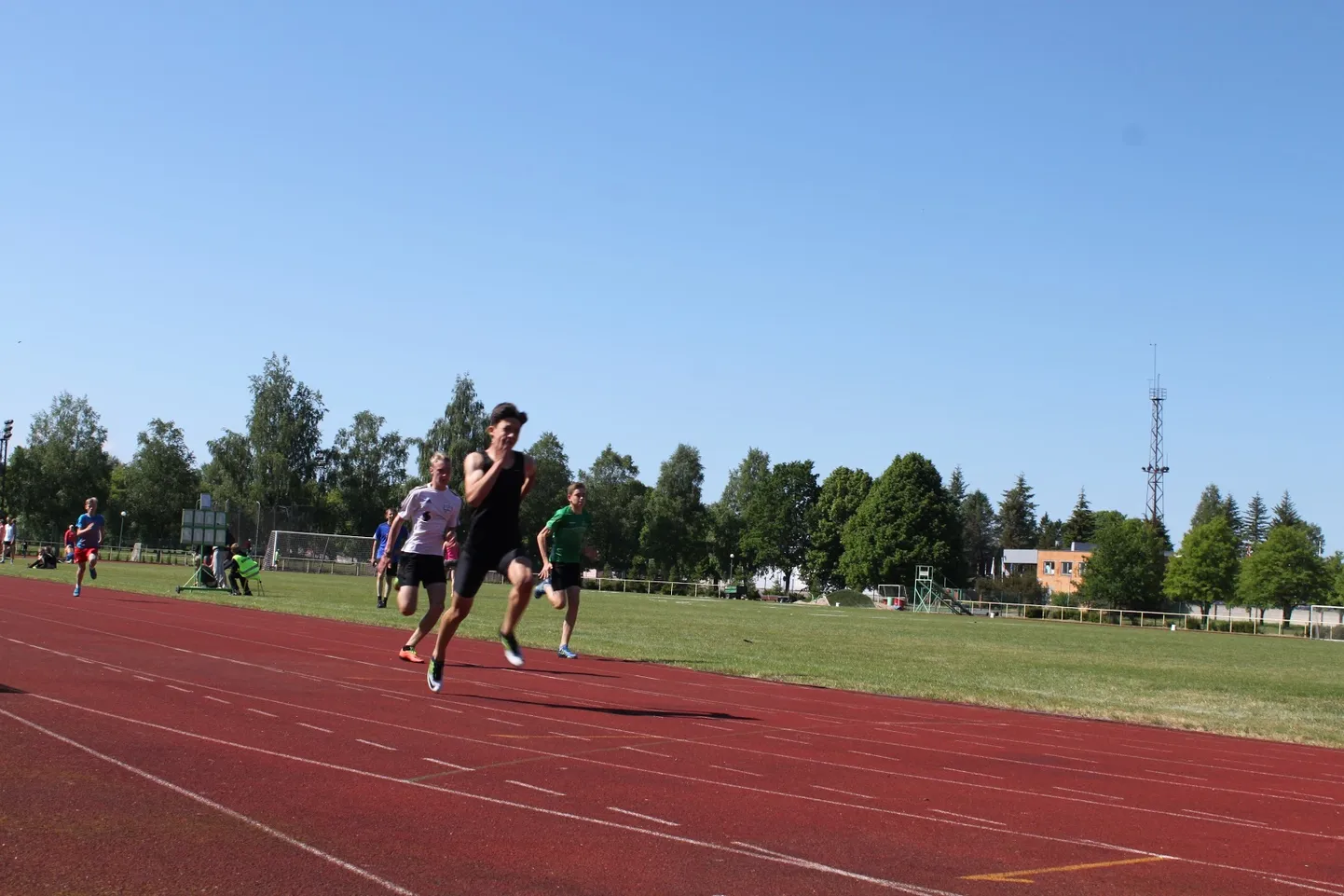 Valgamaa maleva kõige edukamaks sportlaseks tõusis seekord nooremate noorkotkaste arvestuses võistelnud Dan Šemeljov (esiplaanil), kelle arvele jäid esikohad 100 meetri jooksus, kaugushüppes ja palliviskes.