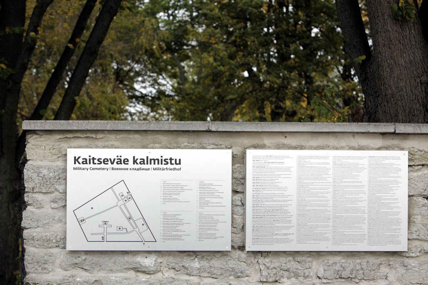 Muinsuskaitse Selts paigaldas Kaitseväe kalmistu väravate juurde uued infotahvlid nende asemele, mis kevadel ära lõhuti.