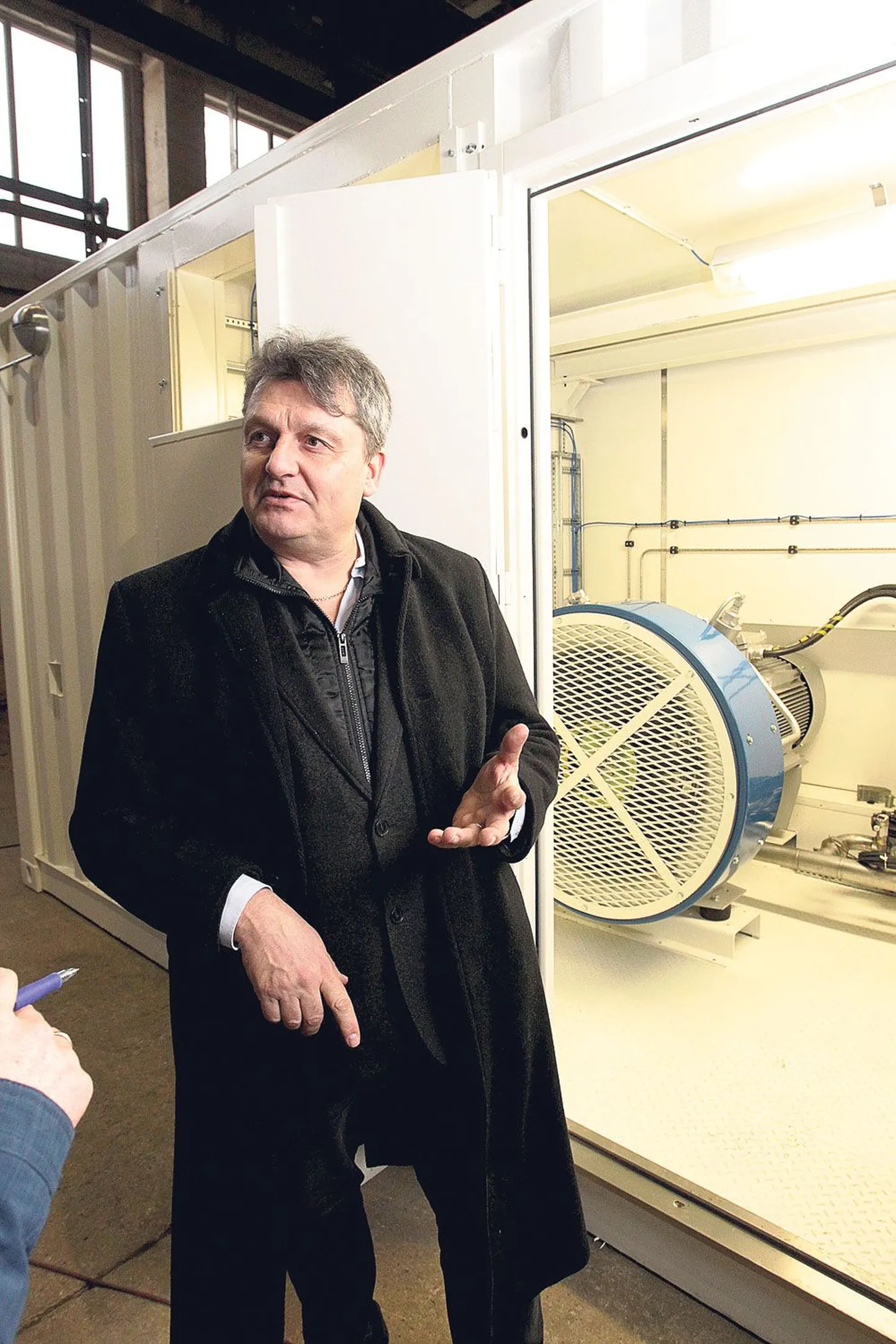 Rootsi firma Nordic Gas Solutionsi omanik Hans Olof Kättström eile ennelõunal teisaldatava surugaasitankla taustal Tartus Ringteel Powersteeli töökojas.