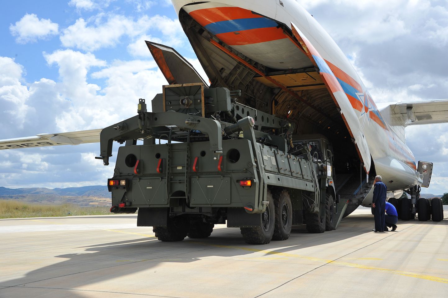 Vene õhutõrje raketisüsteemi S-400 mahalaadimine Türki saabunud Vene kaubalennukilt.
