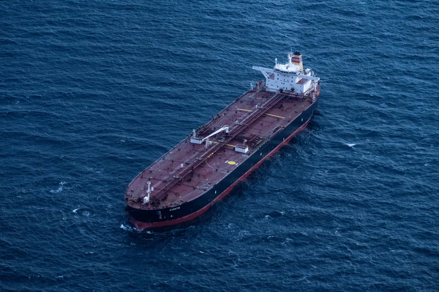 Manööverdamisvõimetuks muutunud Panama lipu all seilav Vene varilaevastiku tanker Eventin triivimas Saksamaa Rügeni saare lähistel 10. jaanuaril 2025 aastal.